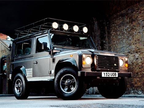 Лара Крофт катается на личном Land Rover. Фирма экслюзивно выпускает 500 таких машин.
нажми, чтобы увидеть следующую фотографию
